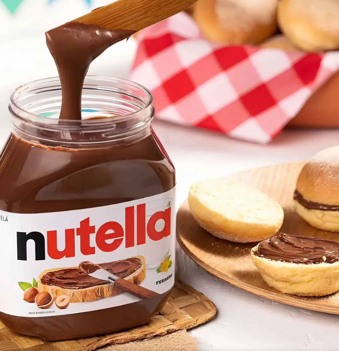 Colher tirando Nutella cremosa do pote