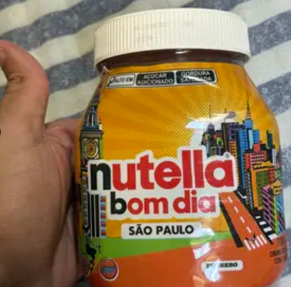 Foto enviada pela cliente segurando o pote de Nutella